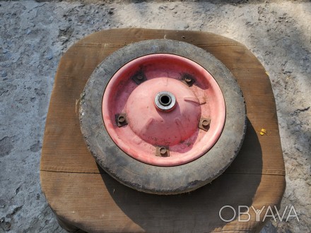 Продам Колесо тачки колесо садовой тачки без камеры сплошная резина хорошое сост. . фото 1