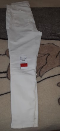 Продам джинсы белые стрейчевые (хлопок). Покупались в магазине LC Waikiki. Цена . . фото 2