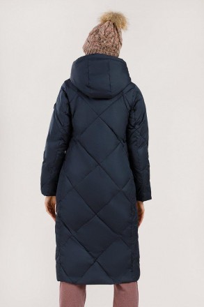 Длинное стеганое пальто прямого кроя выполнено из текстиля с влагоотталкивающими. . фото 5