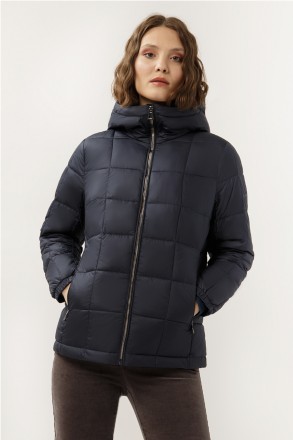 Короткая куртка женская от финского бренда Finn Flare с капюшоном темно-синего ц. . фото 2
