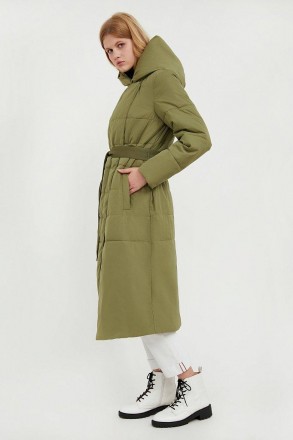 
Стеганое пальто длиной ниже колена из зимней коллекции станет любимым предметом. . фото 3