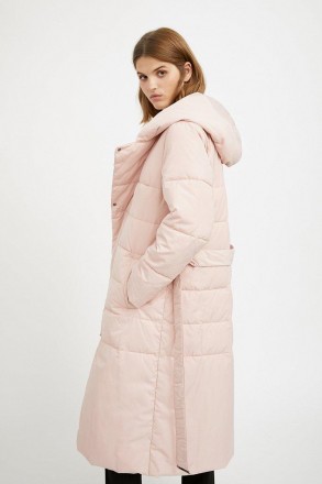 
Стеганое пальто длиной ниже колена из зимней коллекции станет любимым предметом. . фото 4
