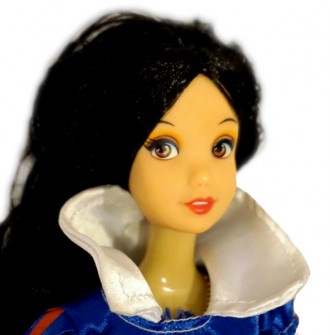Кукла невероятно похожа на свою героиню из мультфильма "Белоснежка и семь гномов. . фото 3