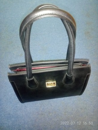Продам классического стиля женскую сумку!
Материал эко-кожа, качественная как с. . фото 2