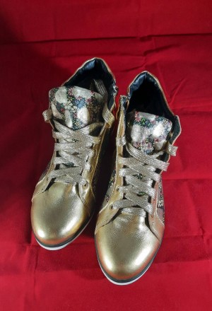 Детские ботинки на девочку золотистые осенние

Распродажа, акционная цена. . фото 3