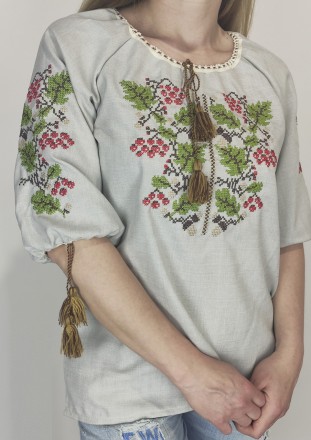 Белая женская вышиванка с цветочным орнаментом
 
Блузка-вышиванка выполнена домо. . фото 4