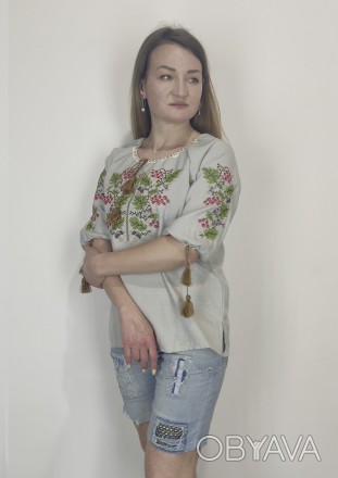 Белая женская вышиванка с цветочным орнаментом
 
Блузка-вышиванка выполнена домо. . фото 1
