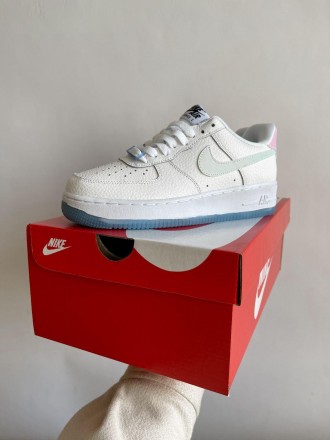 Кроссовки женские белые Nike Air Force 1
Женские низкие кроссовки Nike Air Force. . фото 4