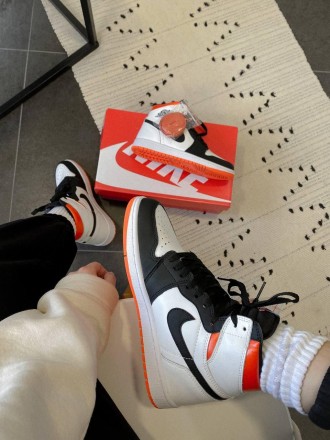 Кроссовки женские белые Nike Jordan 1 Retro High Electro Orange
Высокие женские . . фото 7