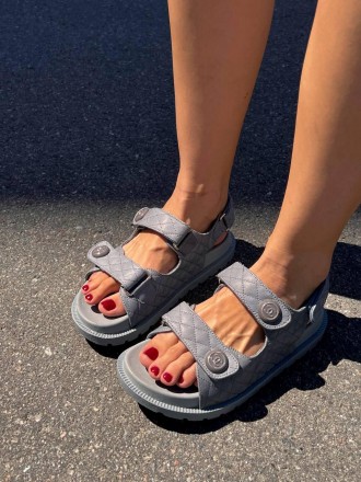 Сандали женские серые Chanel "Dad" Sandals
Женские сандали Шанель в стильной одн. . фото 8