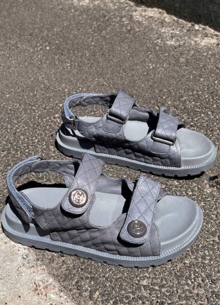 Сандали женские серые Chanel "Dad" Sandals
Женские сандали Шанель в стильной одн. . фото 5