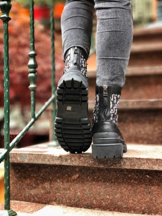 Ботинки женские черные зимние Dior Boots
Женские ботинки Диор Бутс в черном цвет. . фото 5