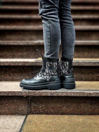 Ботинки женские черные зимние Dior Boots
Женские ботинки Диор Бутс в черном цвет. . фото 4