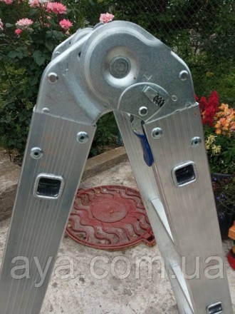 
Алюминиевая шарнирная лестница обладает достаточно небольшим весом и компактно . . фото 8