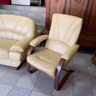 Комплект б/в відмінний стан
В комплект входить тримісний диван та 2 крісла
Диван. . фото 4