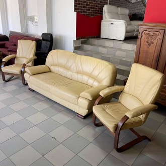 Комплект б/в відмінний стан
В комплект входить тримісний диван та 2 крісла
Диван. . фото 2