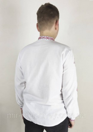 Мужская вышитая рубашка белого цвета на пуговицах
Вышивка выполнена в традиционн. . фото 4