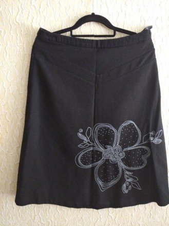 Шерстяная юбка с вышивкой, на подкладке, E-Vie.
Цвет -черный .
Состав- 55% шер. . фото 2