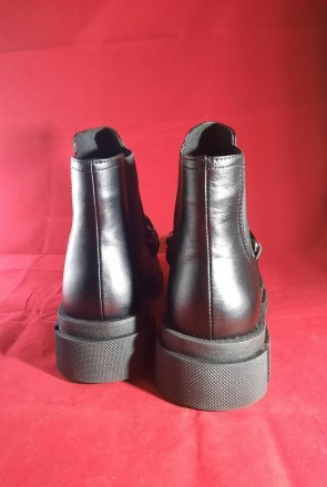 Ботинки женские кожаные на резинке с ребристой подошвой

Распродажа, акционная. . фото 4