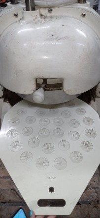 Полуавтоматический тестоделитель-округлитель - машина, что розрешает розрезать к. . фото 6