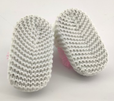 
Нарядная обувь для девочки. Сделаны из вязки, украшены аппликацией. Возраст при. . фото 4