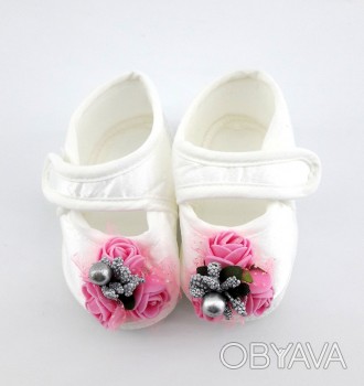 
Нарядная обувь для девочки. Сделаны из натуральной ткани украшены цветочками. В. . фото 1