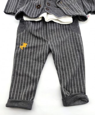 
Турецкий нарядный костюм для мальчика. В комплект входит штаны, пиджак и футбол. . фото 3