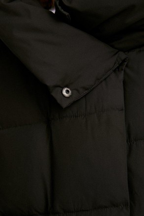 Стеганое удлиненное пальто ассиметричного кроя идеально подходит для зимних прог. . фото 8