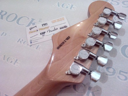 Электрогитара Fender Stratocaster Arctic White China.
Логотип Fender на пере гол. . фото 9