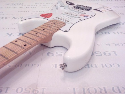 Электрогитара Fender Stratocaster Arctic White China.
Логотип Fender на пере гол. . фото 4