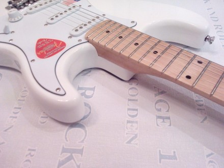 Электрогитара Fender Stratocaster Arctic White China.
Логотип Fender на пере гол. . фото 6