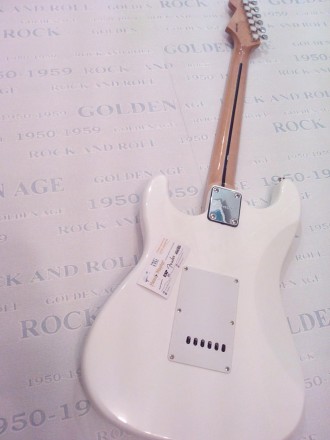 Электрогитара Fender Stratocaster Arctic White China.
Логотип Fender на пере гол. . фото 3