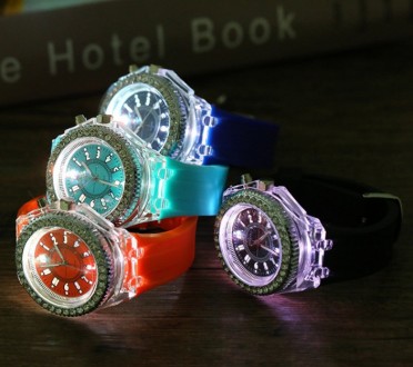 
Женские светящиеся часы
 Характеристики:
Стиль подсветки - мигающие разными цве. . фото 3