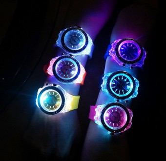 
Женские светящиеся часы
 Характеристики:
Стиль подсветки - мигающие разными цве. . фото 4