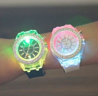 
Женские светящиеся часы
 Характеристики:
Стиль подсветки - мигающие разными цве. . фото 7