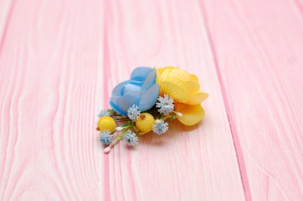 
Заколка з жовтою і голубою квіткою підійде як для маленької принцеси, так і дор. . фото 4