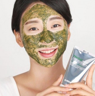 Заспокійливий пілінг-маска з ефектом детоксу
Medi Peel Herbal Peel Tox
Вік: 18+
. . фото 3