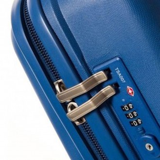 Пластиковый чемодан из полипропилена Enrico Benetti Henderson S 37л синий Eb5900. . фото 8