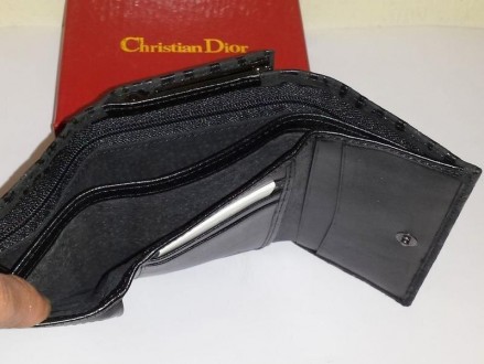 
Высококачественный кошелёк из натуральной кожи Christian Dior.
Внутри кошелька . . фото 5