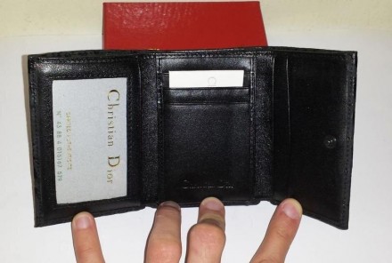 
Высококачественный кошелёк из натуральной кожи Christian Dior.
Внутри кошелька . . фото 4