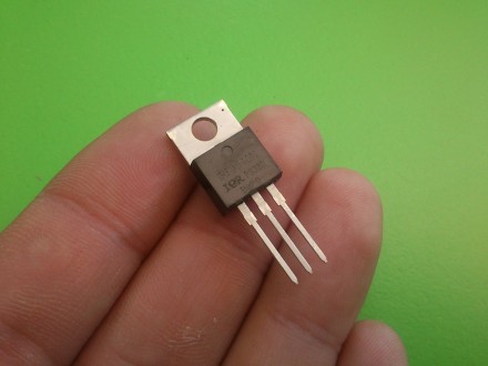  IRF9540N - P-канальный МОП-транзистор (MOSFET) с обратным диодом для работы в к. . фото 3