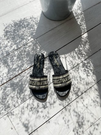 Тапочки женские черные Christian Dior 
Крутые женские тапочки Кристиан Диор в ши. . фото 4