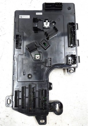 Боди контроллер правой стороны на авто Тесла Модель 3. Специальный низковольтный. . фото 2