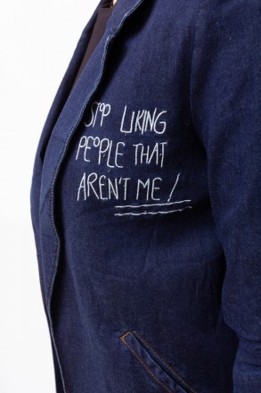 
Джинсовый пиджак Sisline темно-синего цвета с принтом в виде белой надписи. Пид. . фото 8
