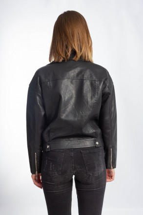 
Крутая куртка косуха Yarina 165 классического черного цвета. Куртка оверсайз, п. . фото 5