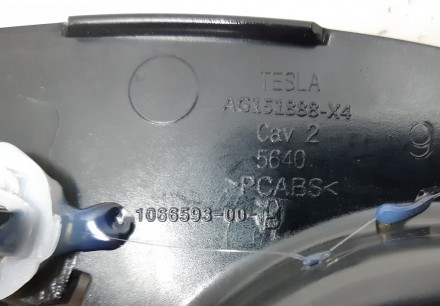 Проставка нижней правой накладки водительского сиденья глянцевая Tesla model X 1. . фото 5