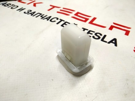 Защелка крепления спинки сидений 2-го ряда малая Tesla model S, model S REST 101. . фото 3
