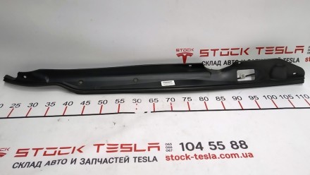 Накладка двери крышки багажника правая в сборе с датчиком прижатия Tesla model S. . фото 2