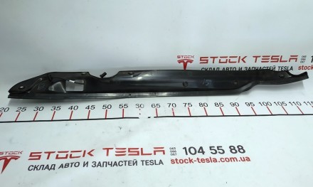 Накладка двери крышки багажника правая в сборе с датчиком прижатия Tesla model S. . фото 3