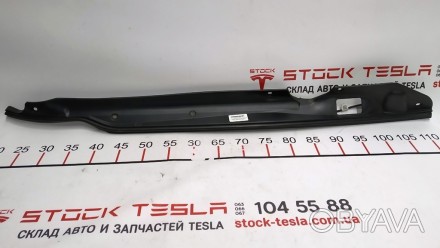 Накладка двери крышки багажника правая в сборе с датчиком прижатия Tesla model S. . фото 1